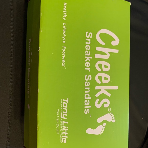 BRAND NEW IN BOX HSN TONY LITTLE CHEEKS SNEAKER SANDAL 6.5 WIDE BLACK AND RED - Picture 4 of 4